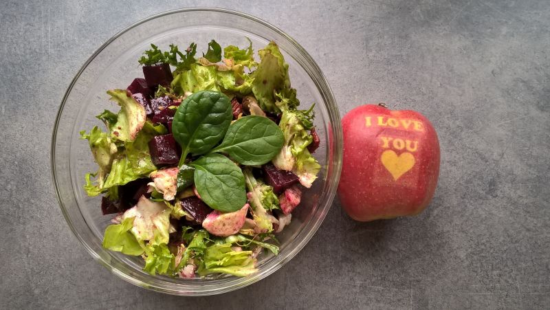 Sałatka z pieczonym burakiem i mozzarellą  Sałatka z pieczonym burakiem i mozzarellą