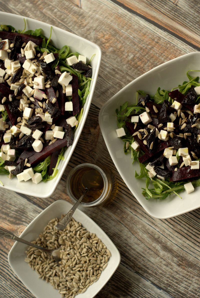 Sałatka z pieczonym burakiem i słonecznikiem 