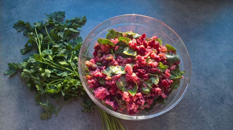 Sałatka z pieczonym burakiem, kaszą i mozzarellą  Sałatka z pieczonym burakiem, kaszą i mozzarellą