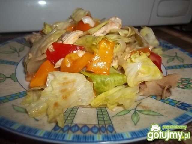 Sałatka z pieczonym kurczakiem. Sałatka z pieczonym kurczakiem.