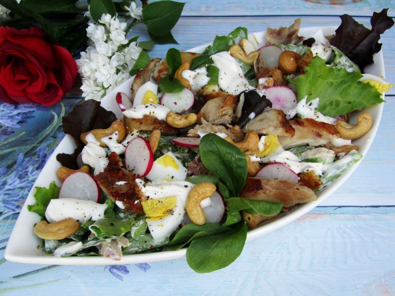 Sałatka z pieczonym kurczakiem i orzechami Sałatka z pieczonym kurczakiem i orzechami