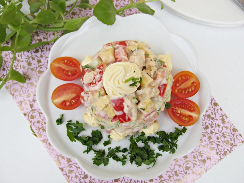 Sałatka z pieczonym kurczakiem, serem i musztardą