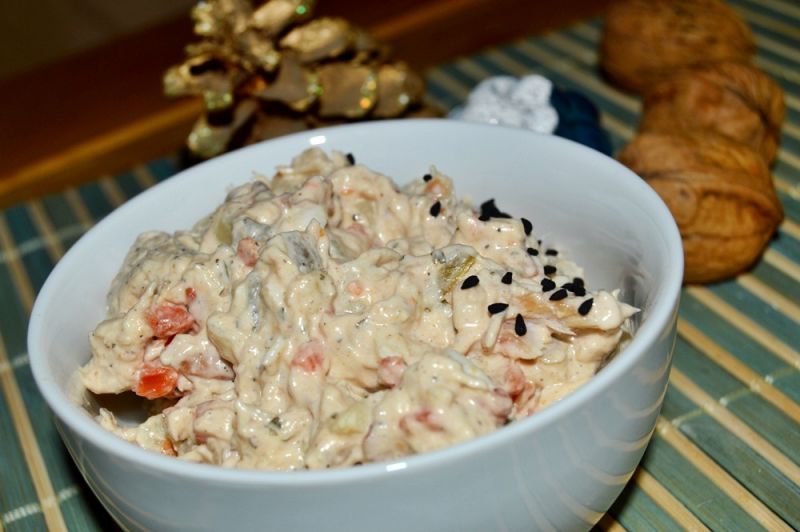 Sałatka z pieczonym pstrągiem