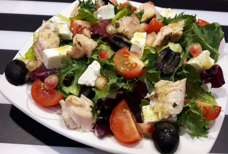 Sałatka z pieczonym pstrągiem w tortilli