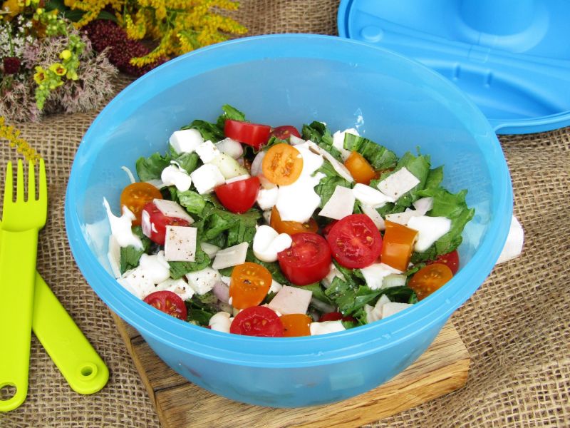 Sałatka z pieczonym schabem, pomidorkami i serem Sałatka z pieczonym schabem, pomidorkami i serem