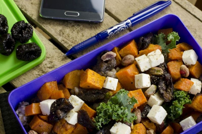 Sałatka z pieczonymi batatami i śliwką kalifornijs