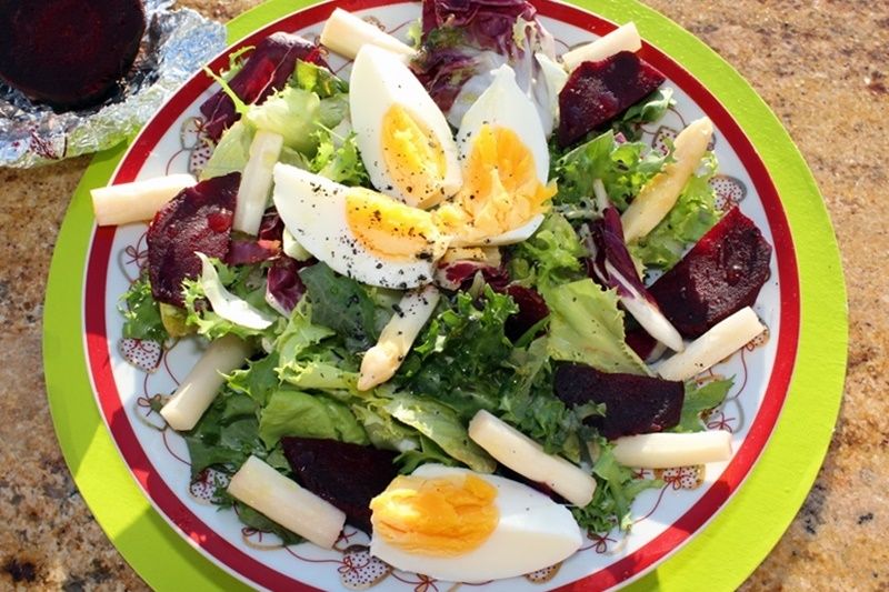 Sałatka z pieczonymi burakami, szparagami i jajkie Sałatka z pieczonymi burakami, szparagami i jajkie