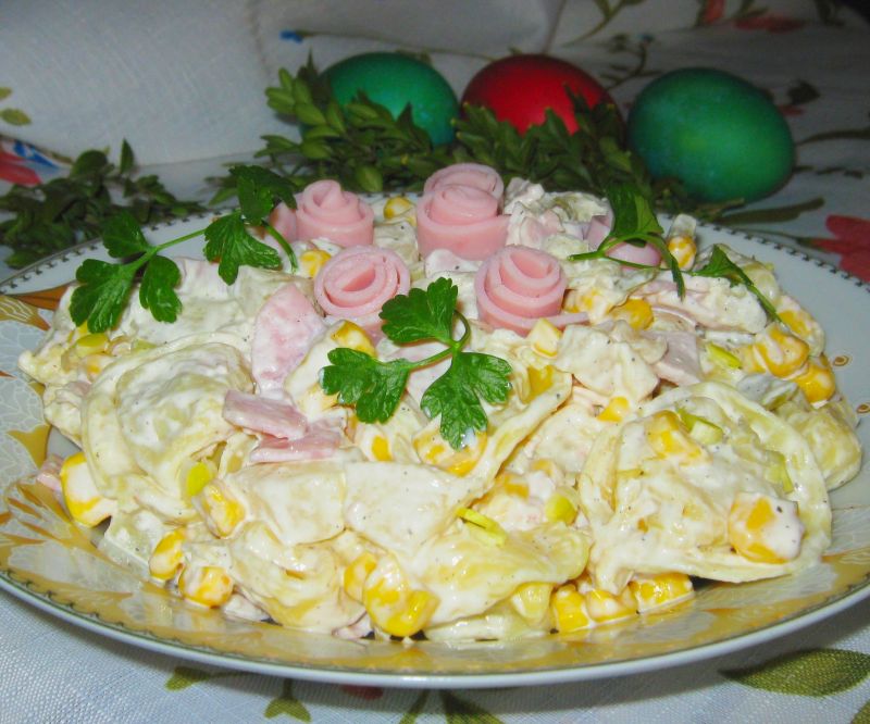 Sałatka z pierożkami Sałatka z pierożkami