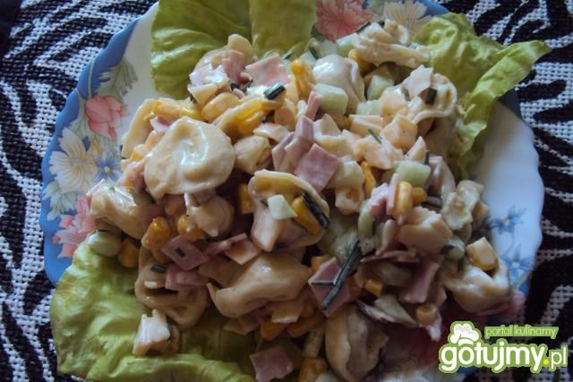 Sałatka z pierożkami i chrupkim ogórkiem Sałatka z pierożkami i chrupkim ogórkiem