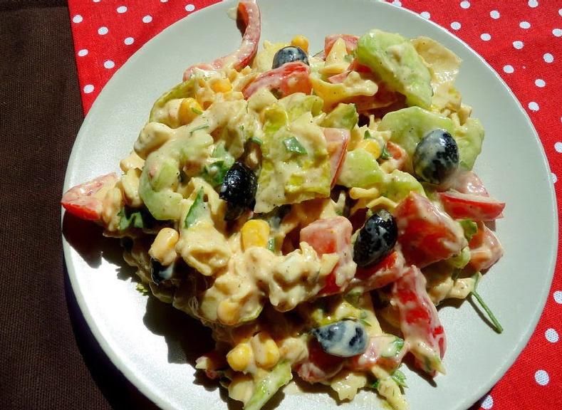 Sałatka z pierożkami tortellini i gorgonzollą Sałatka z pierożkami tortellini i gorgonzollą