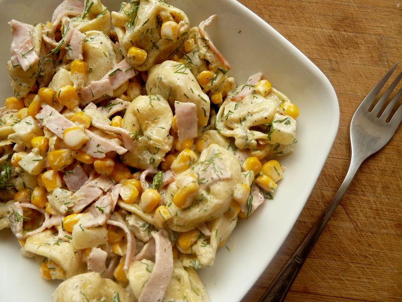 Sałatka z pierożkami totellini i ananasem