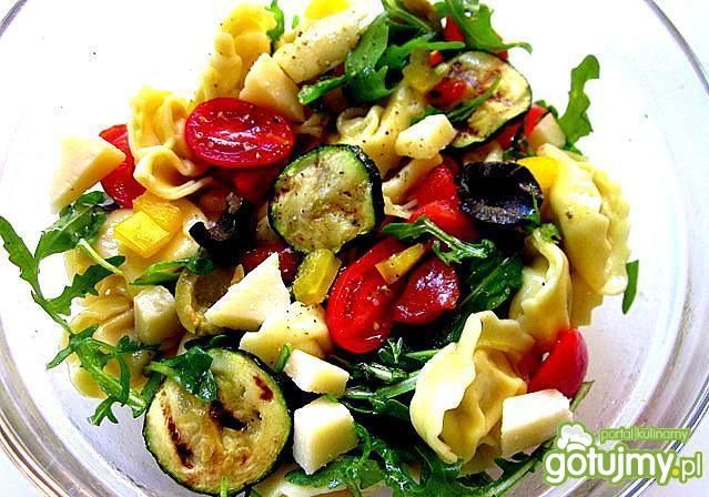 Sałatka z pierożków  tortellini i warzyw Sałatka z pierożków  tortellini i warzyw