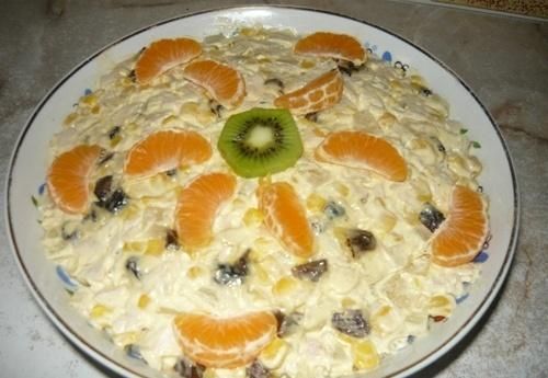 Sałatka z piersi kurczaka