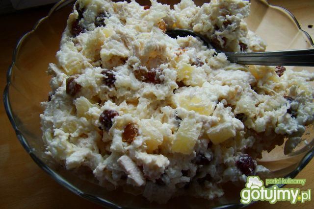 Sałatka z piersi kurczaka  z rodzynkami 