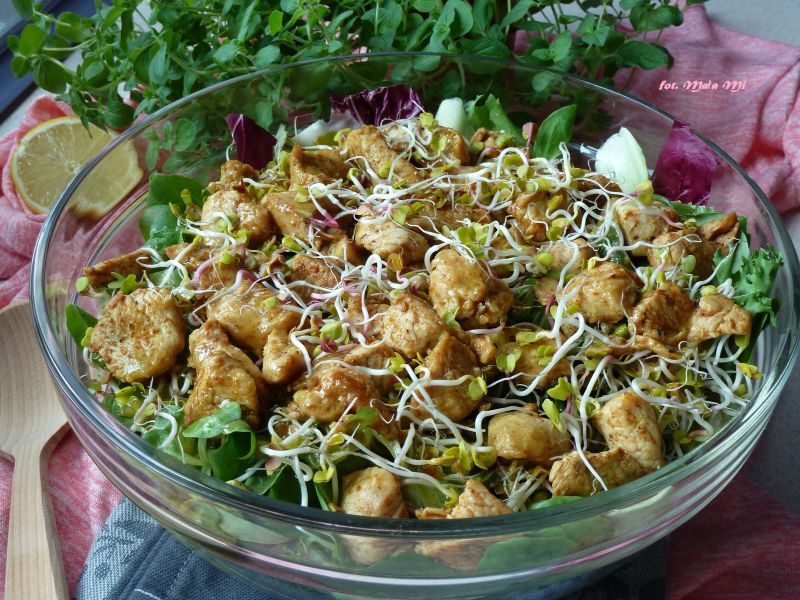 Sałatka z piersią indyka i dressingiem Sałatka z piersią indyka i dressingiem