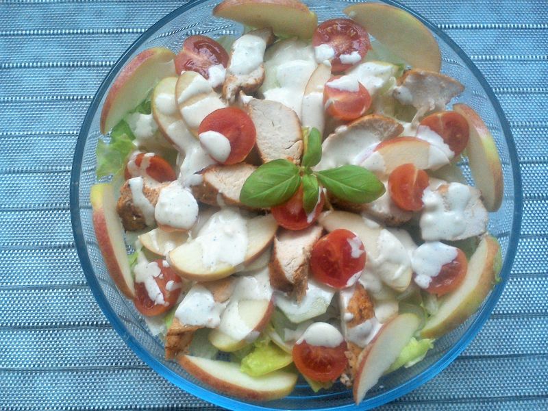 Sałatka z piersią kurczaka i jabłkiem 