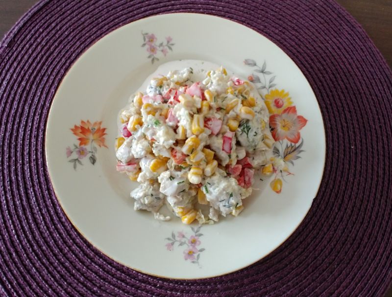 Sałatka z piersią z kurczaka i koperkiem