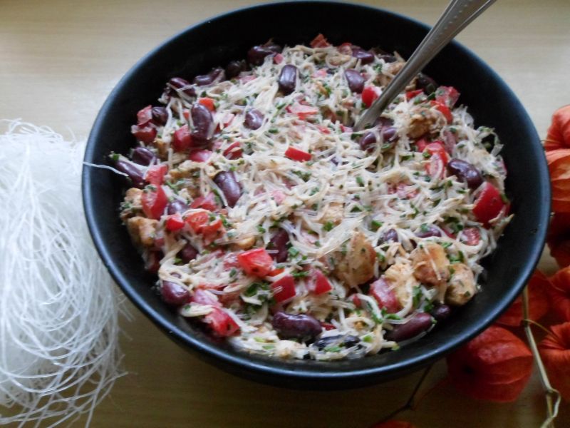 Sałatka z piersią z kurczaka i makaronem ryżowym