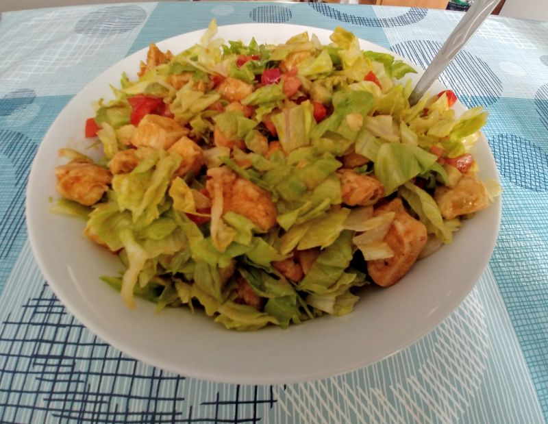 Sałatka z pikantnym kurczakiem i awokado Sałatka z pikantnym kurczakiem i awokado