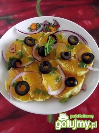 Sałatka z pomarańczy i czarnych oliwek