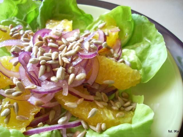 Sałatka z pomarańczy i czerwonej cebuli  Sałatka z pomarańczy i czerwonej cebuli