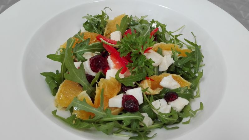 Sałatka z pomarańczy, rukoli i mozzarelli   Sałatka z pomarańczy, rukoli i mozzarelli