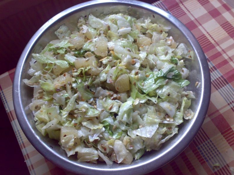 Sałatka z pomelo i sałatą lodową