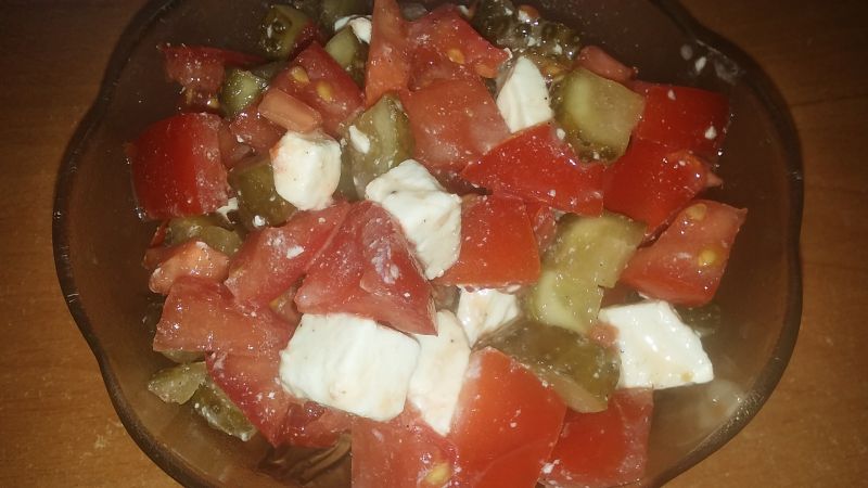 Sałatka z pomidora, fety i ogórka kisoznego Sałatka z pomidora, fety i ogórka kisoznego