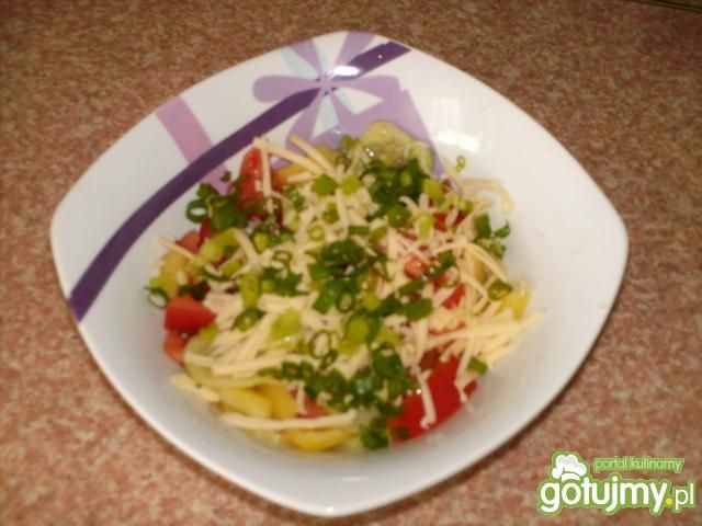 Sałatka z pomidora i żółtego sera