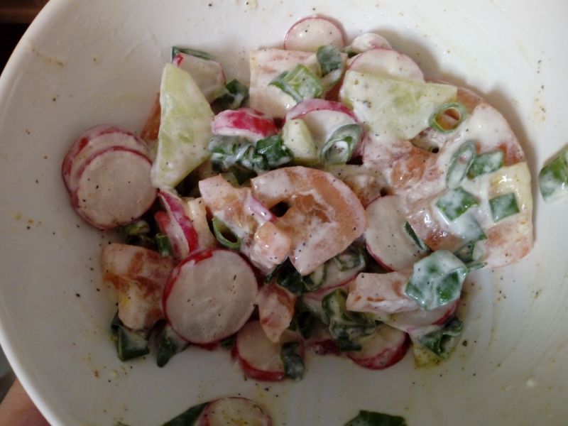 Sałatka z pomidora, ogórka i rzodkiewki Sałatka z pomidora, ogórka i rzodkiewki