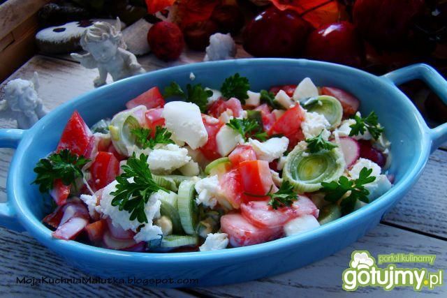 Sałatka z pomidora ,pora i fety  Sałatka z pomidora ,pora i fety