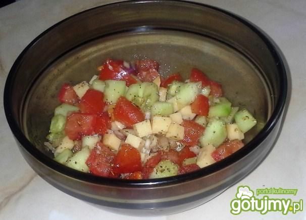 Sałatka z pomidora z serem wędzonym