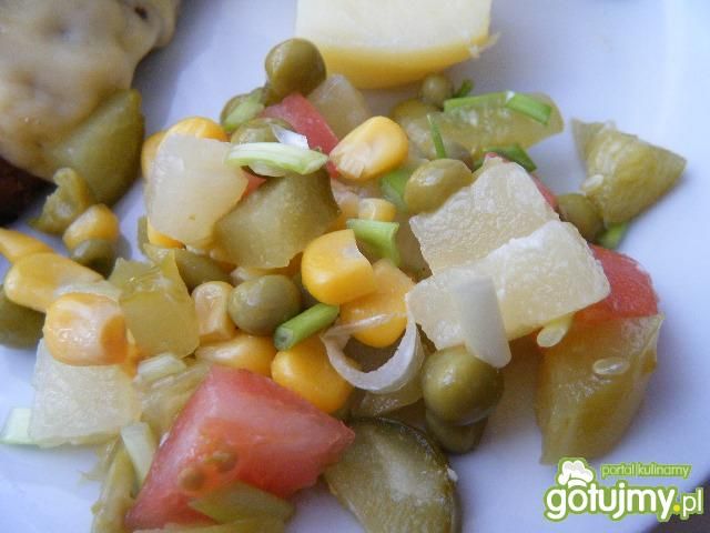 Sałatka z pomidorami i ananasem Sałatka z pomidorami i ananasem
