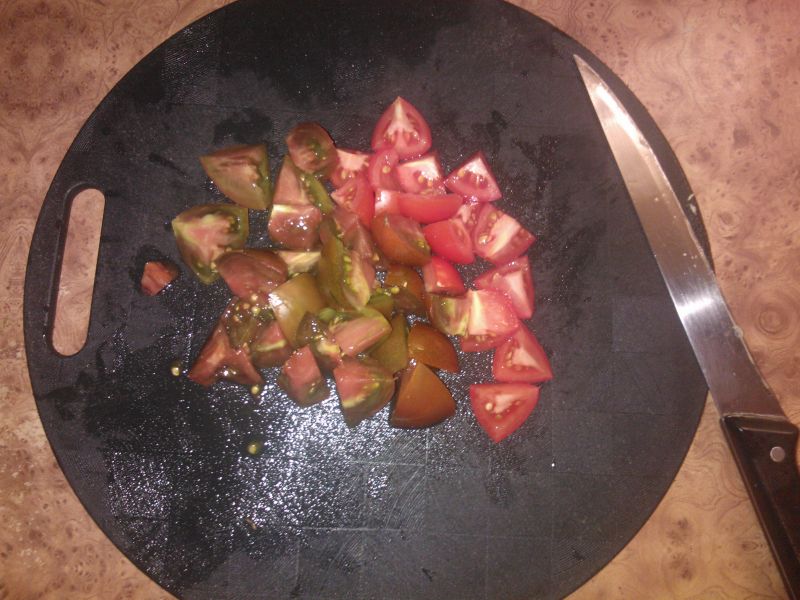 Sałatka z pomidorami i oliwkami