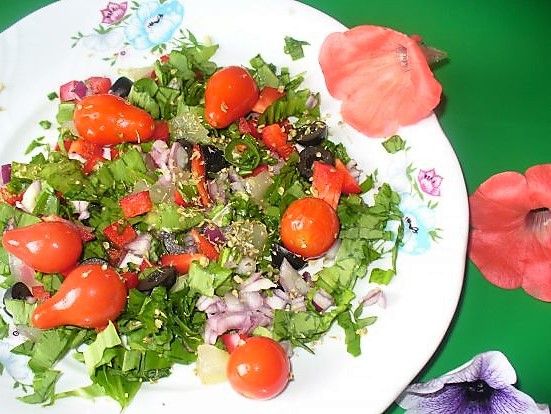 Sałatka z pomidorami koktajlowymi,oliwkami,papryką Sałatka z pomidorami koktajlowymi,oliwkami,papryką