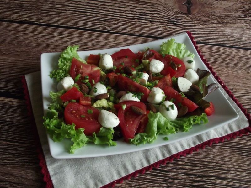 Sałatka z pomidorami, mozzarellą i migdałami