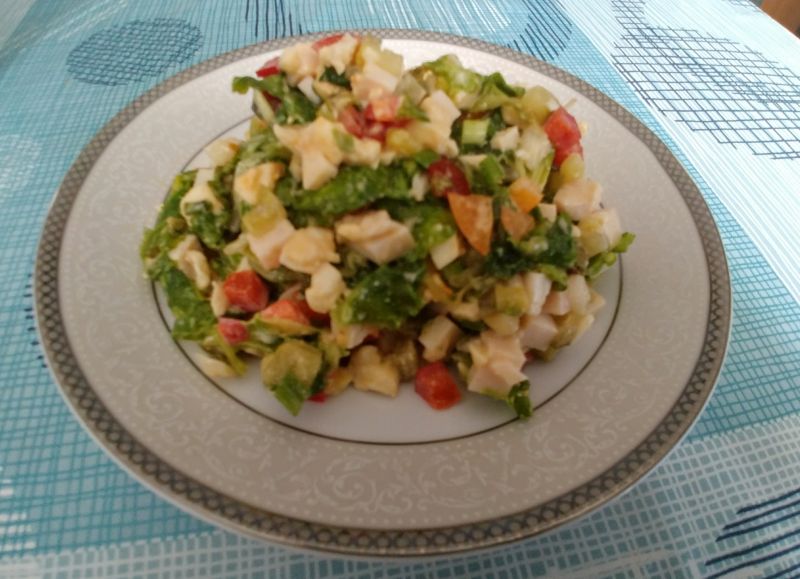 Sałatka z pomidorami, papryką i camembertem