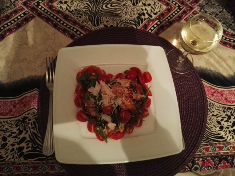 Sałatka z pomidorami, rukolą i krewetkami