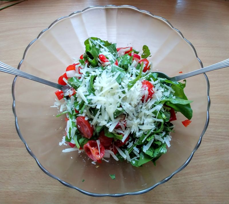 Sałatka z pomidorami, rzodkiewką i parmezanem