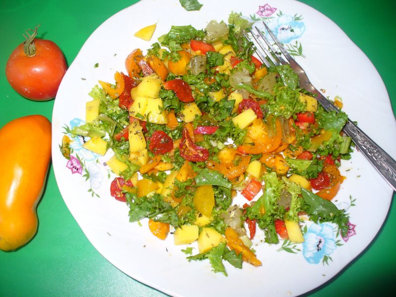 Sałatka z pomidorami suszonymi,świeżymi i papryką Sałatka z pomidorami suszonymi,świeżymi i papryką