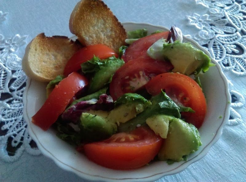 Sałatka z pomidorem, avocado i grzankami Sałatka z pomidorem, avocado i grzankami