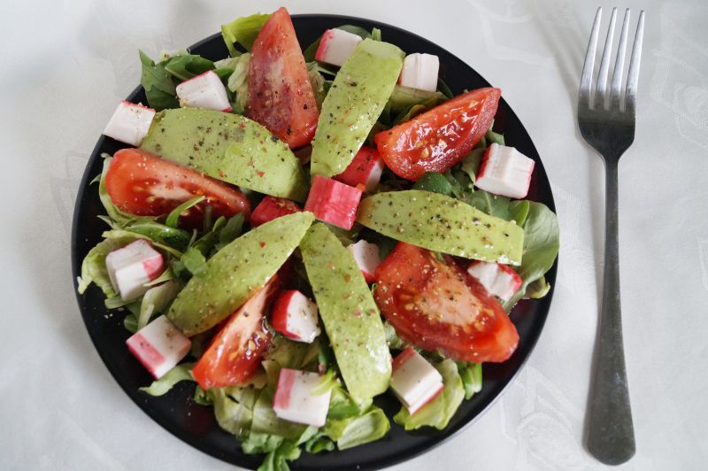 Sałatka z pomidorem i awokado Sałatka z pomidorem i awokado
