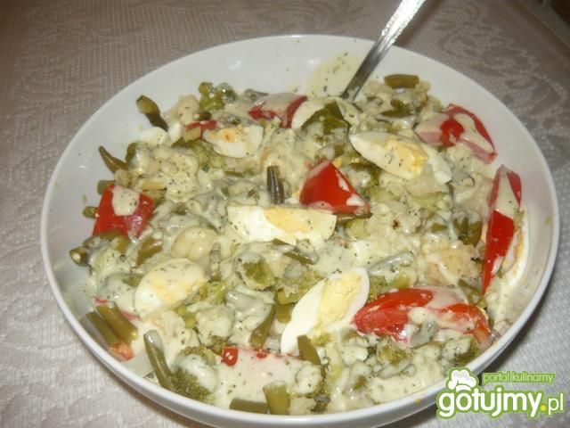 Sałatka z pomidorem i brokułem