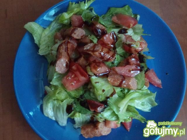 Sałatka z pomidorem i kabanosem