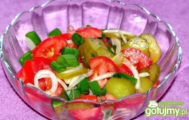 Sałatka z pomidorem i kiszonym ogórkiem Sałatka z pomidorem i kiszonym ogórkiem