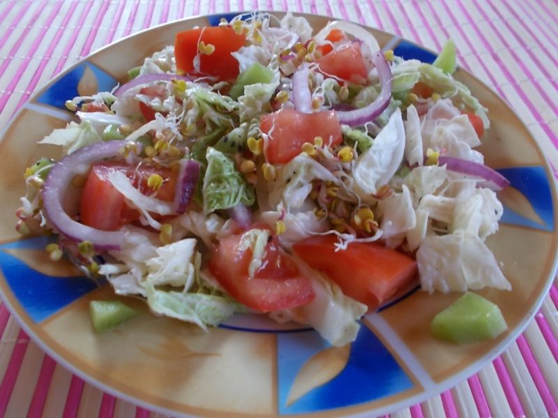 Sałatka z pomidorem, kiwi i kiełkami