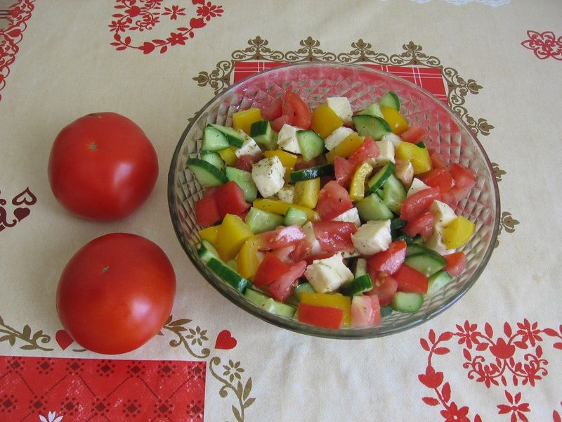 Sałatka z pomidorem, ogórkiem, papryką i mozarellą Sałatka z pomidorem, ogórkiem, papryką i mozarellą
