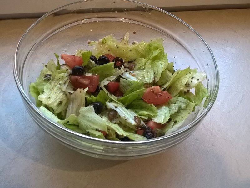 Sałatka z pomidorem, oliwkami i pestkami dyni