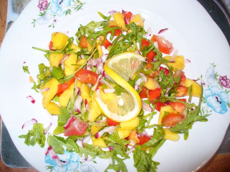 Sałatka z pomidorem, papryką i mango Sałatka z pomidorem, papryką i mango
