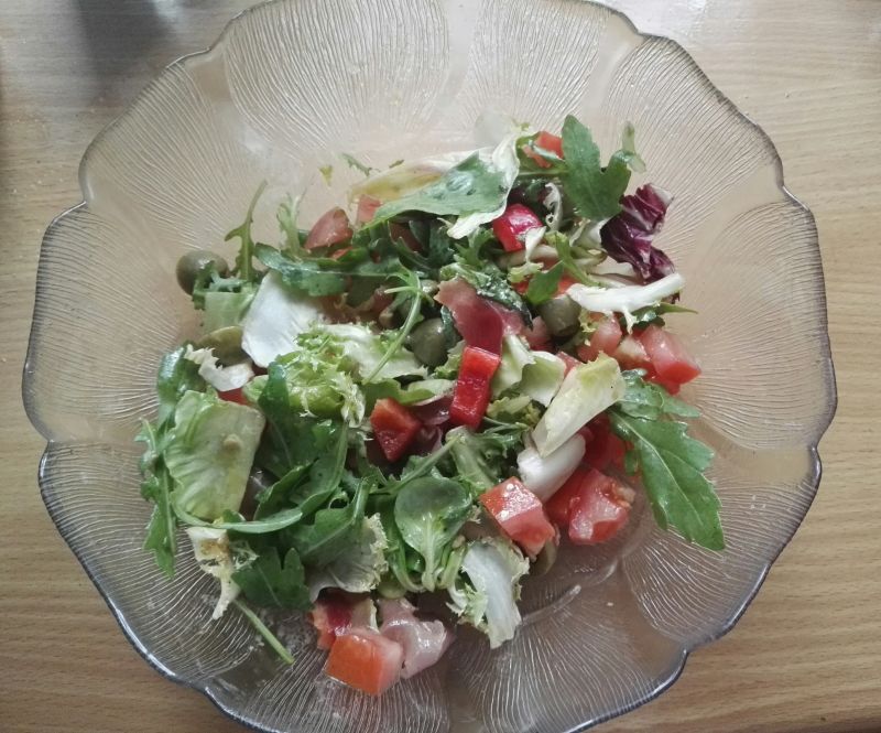 Sałatka z pomidorem, papryką, oliwkami i szynką 